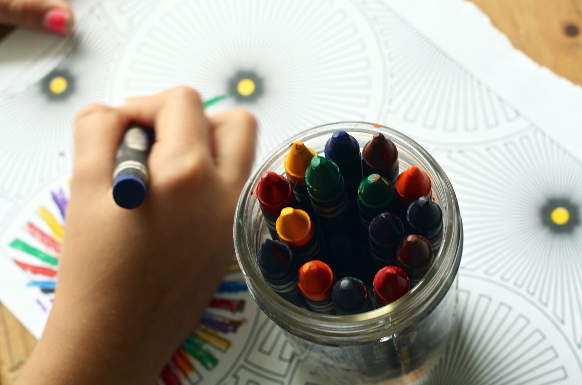 dziecko maluje kolorowankę