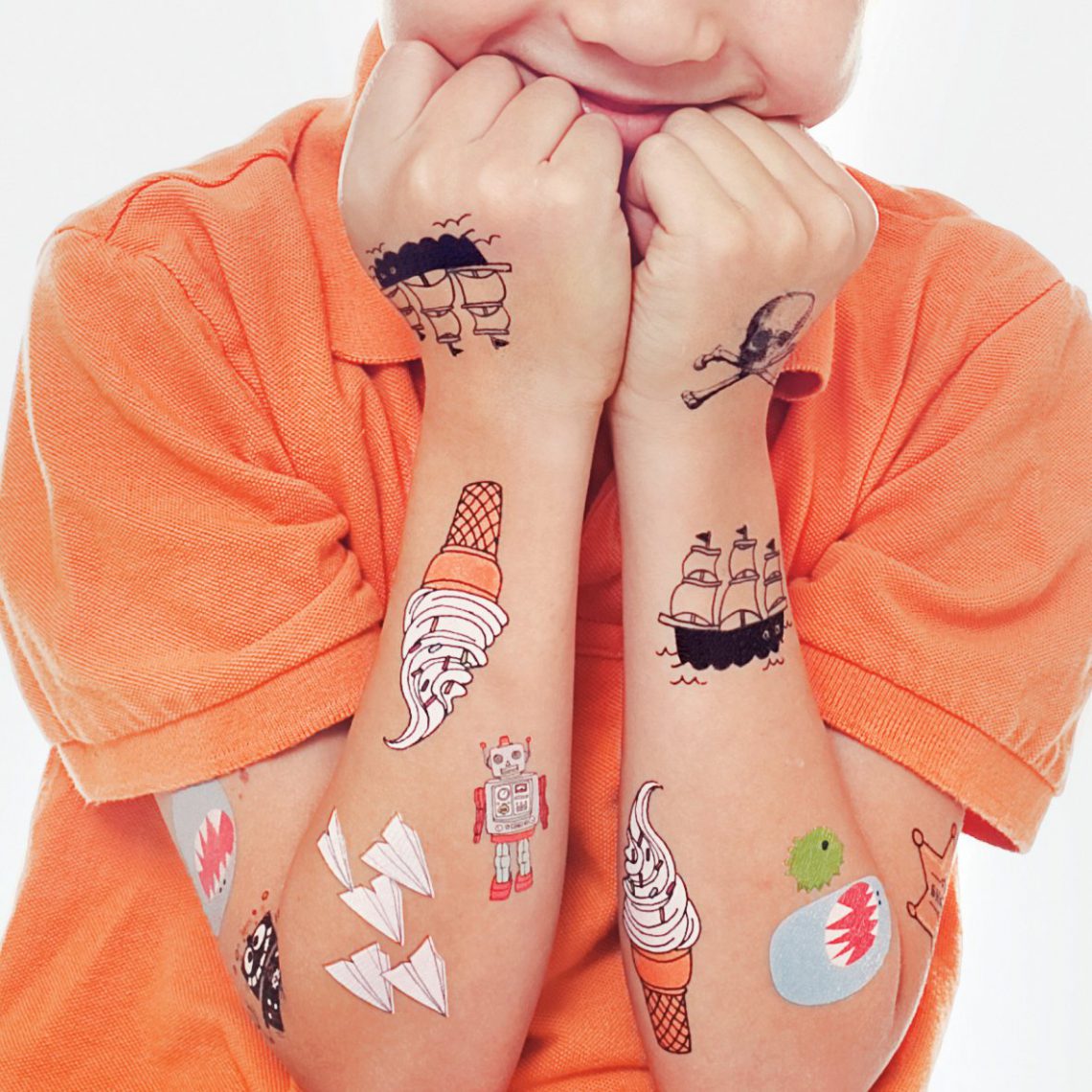 Chłopiec ze zmywalnymi tatuażami na rękach