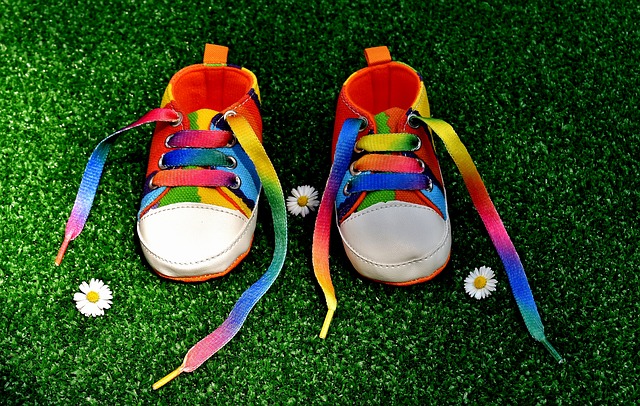 Kolorowe buty dla dziecka stoją na trawie